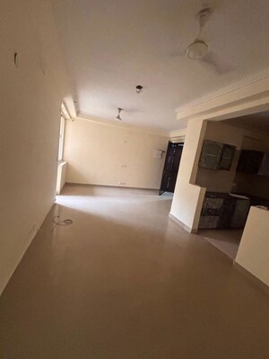 Room in 3 BHK Apartment at Amrapali Silicon City, Sector 76 – for Rent