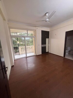 Room in 3 BHK Apartment at Amrapali Silicon City, Sector 76 – for Rent
