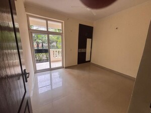 Room in 3 BHK Apartment at Amrapali Silicon City, Sector 76 – for Rent