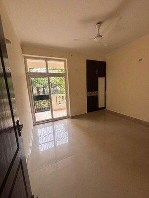 Room in 3 BHK Apartment at Amrapali Silicon City, Sector 76 – for Rent