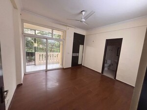 Room in 3 BHK Apartment at Amrapali Silicon City, Sector 76 – for Rent