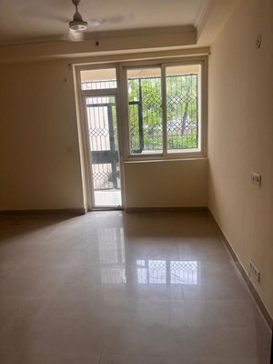 Room in 3 BHK Apartment at Amrapali Silicon City, Sector 76 – for Rent