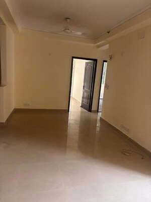 Room in 3 BHK Apartment at Amrapali Silicon City, Sector 76 – for Rent
