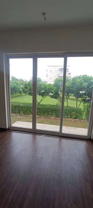 Room in 4 BHK Apartment at BPTP Amstoria Country Floor, Sector 102 – for Rent