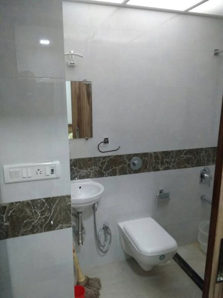 Bathroom, juhu-azad-nagar-chs 2 Bedroom 800 Sq.Ft. Apartment In Andheri West Mumbai 10529145