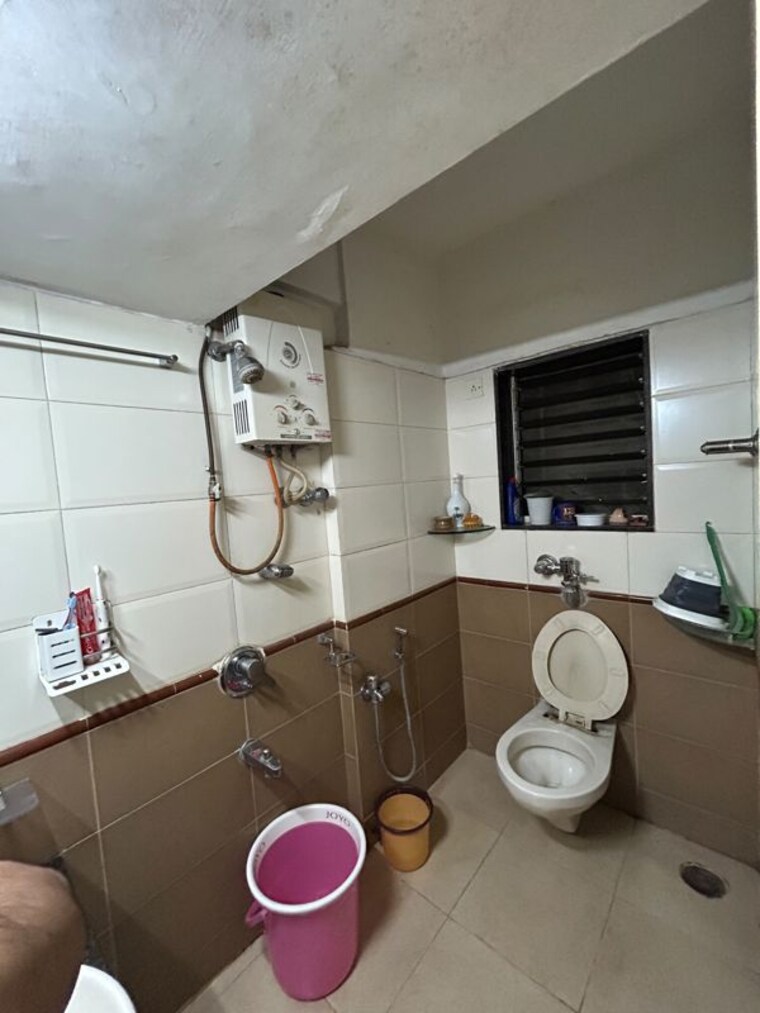 Bathroom, dosti-group-maitri-gardens 2 Bedroom 841 Sq.Ft. Apartment In Oswal Park Thane 10525847