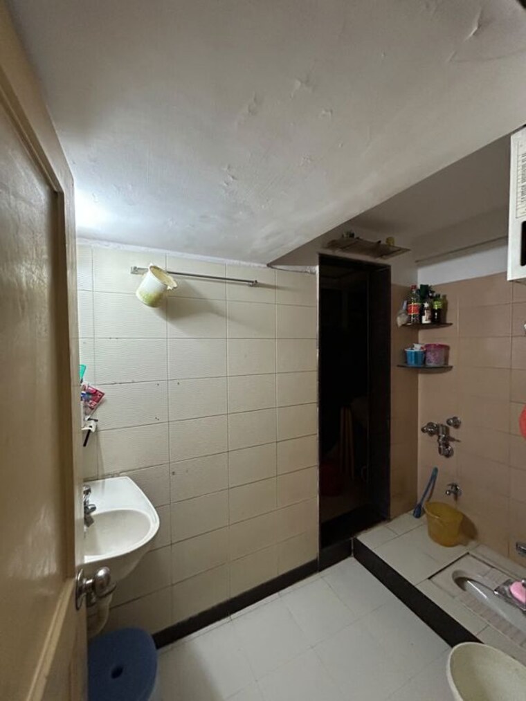 Bathroom, dosti-group-maitri-gardens 2 Bedroom 841 Sq.Ft. Apartment In Oswal Park Thane 10525847