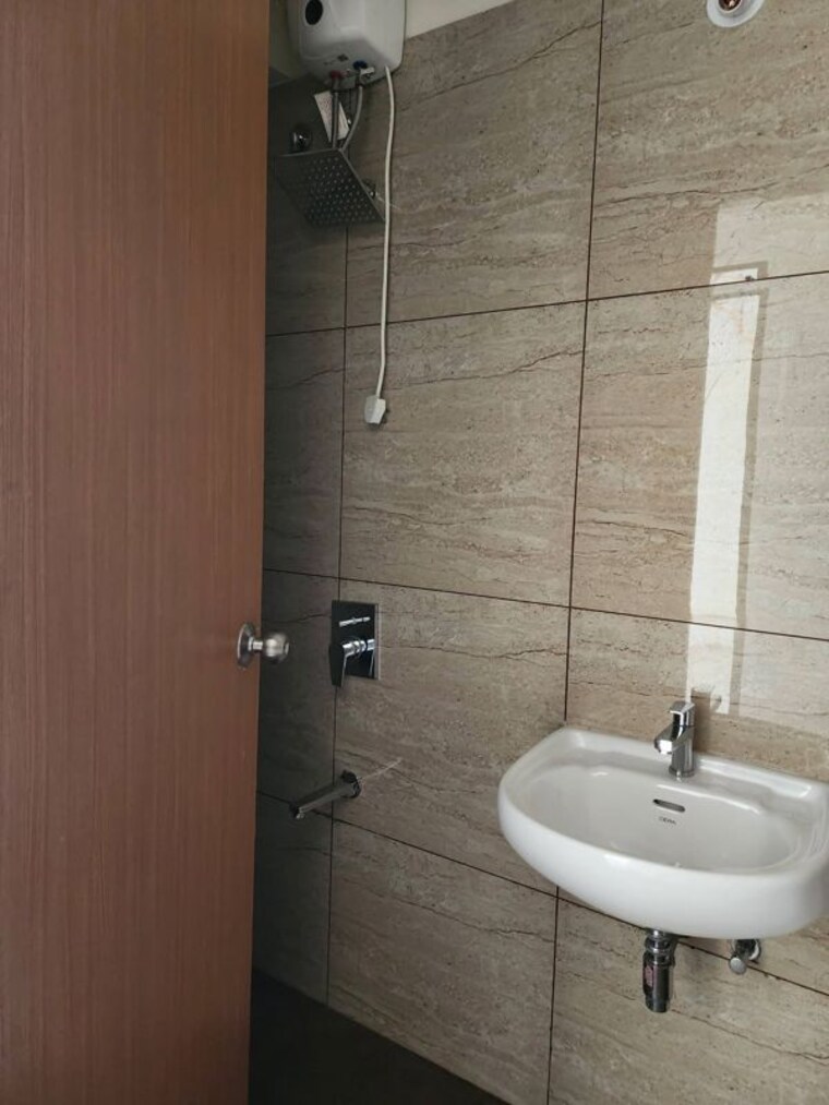 Bathroom, chandak-34-park-estate 2 Bedroom 645 Sq.Ft. Apartment In Goregaon West Mumbai 10529334