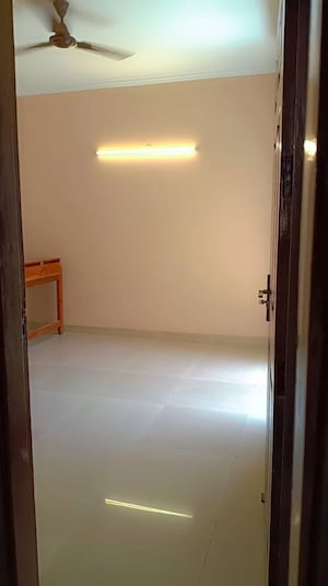 Room in 2 BHK Apartment at Paramount Floraville, Sector 137 – for Rent