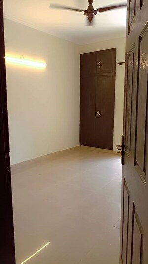 Room in 2 BHK Apartment at Paramount Floraville, Sector 137 – for Rent