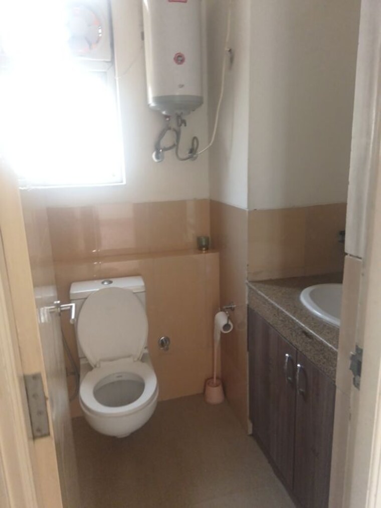 Bathroom, emaar-emerald-floors 3 Bedroom 1600 Sq.Ft. Apartment In Sector 65 Gurgaon 10528737