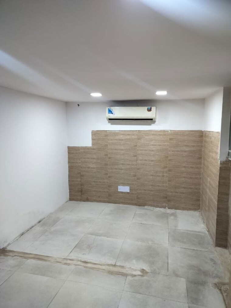 Bathroom, sector 63 Commercial Office Space 3000 Sq.Ft. In Sector 63 Noida 10529494