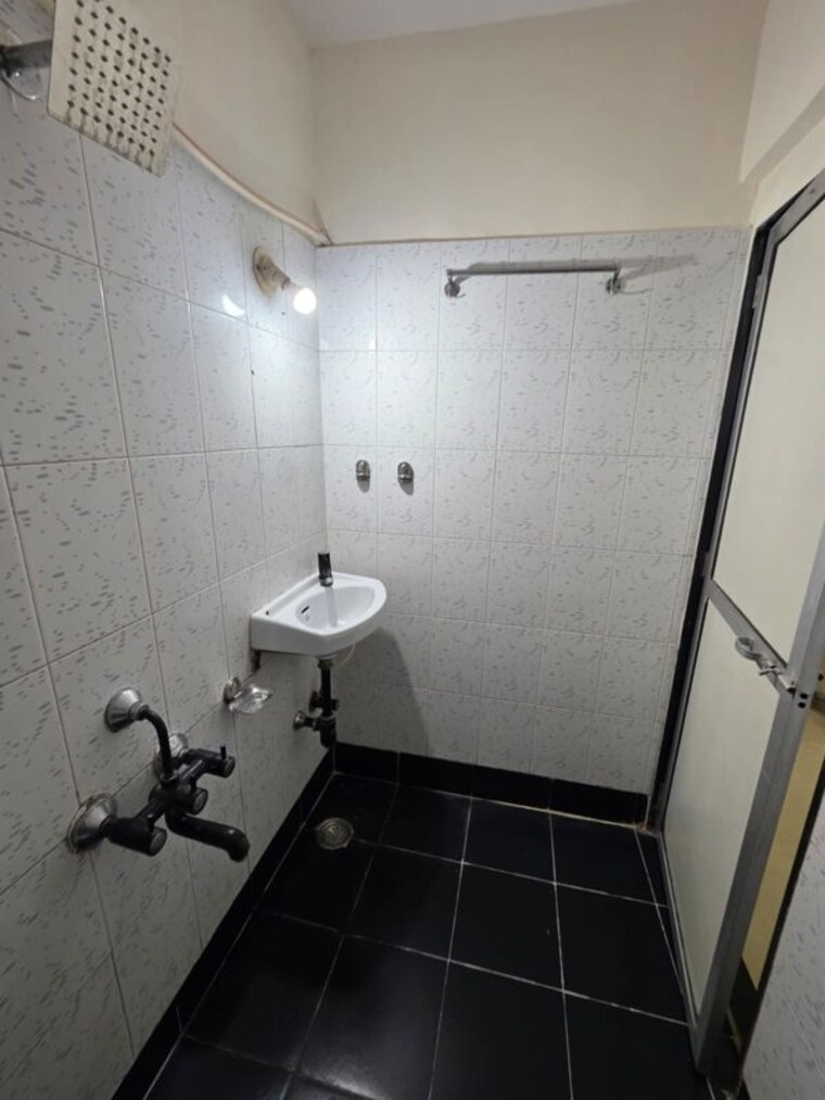 Bathroom, goregaon west 2 Bedroom 800 Sq.Ft. Apartment In Goregaon West Mumbai 10529526