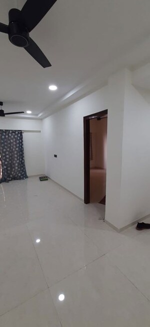 Room in 2 BHK Apartment at Goregaon West – for Rent
