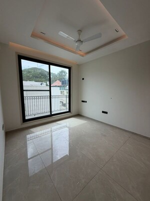 Room in 4 BHK Apartment at Nitesh Logos, Mg Road – for Rent