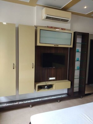 Room in 3 BHK Apartment at Oberoi Exquisite Goregaon, Goregaon East – for Rent