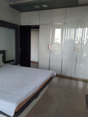 Room in 3 BHK Apartment at Oberoi Exquisite Goregaon, Goregaon East – for Rent