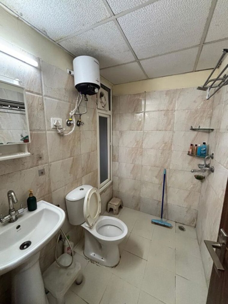 Bathroom, ajnara-le-garden 2.5 Bedroom 1225 Sq.Ft. Apartment In Sector 16b Greater Noida Greater Noida 10529583