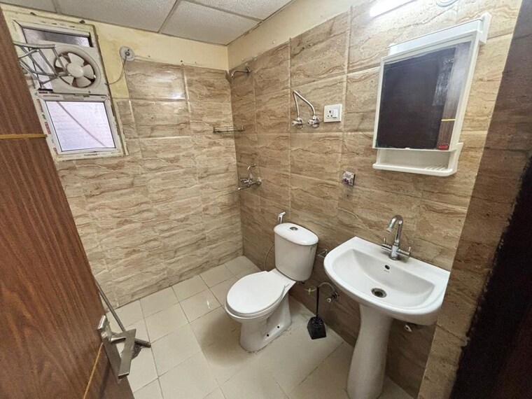 Bathroom, ajnara-le-garden 2.5 Bedroom 1225 Sq.Ft. Apartment In Sector 16b Greater Noida Greater Noida 10529583