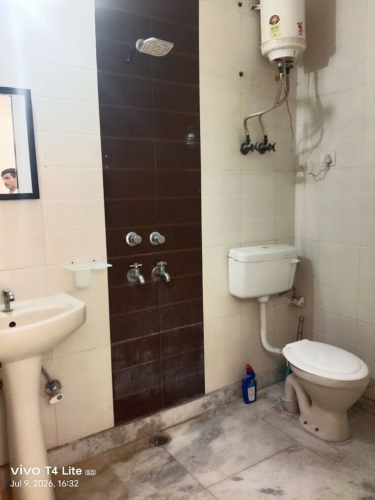 Bathroom, panchsheel vihar 1 Bedroom 50 Sq.Yd. Builder Floor In Panchsheel Vihar Delhi 10529627