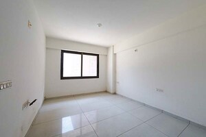 Room in 3 BHK Apartment at Vaishnodevi Circle – for Sale