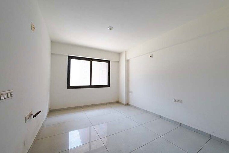Room, vaishnodevi circle 3 Bedroom 225 Sq.Yd. Apartment In Vaishnodevi Circle Ahmedabad 10529601