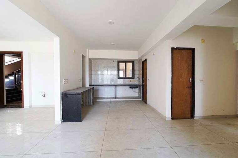 Room, vaishnodevi circle 3 Bedroom 225 Sq.Yd. Apartment In Vaishnodevi Circle Ahmedabad 10529601