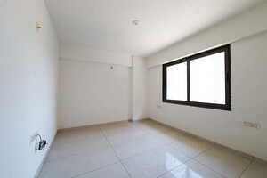 Room in 3 BHK Apartment at Vaishnodevi Circle – for Sale