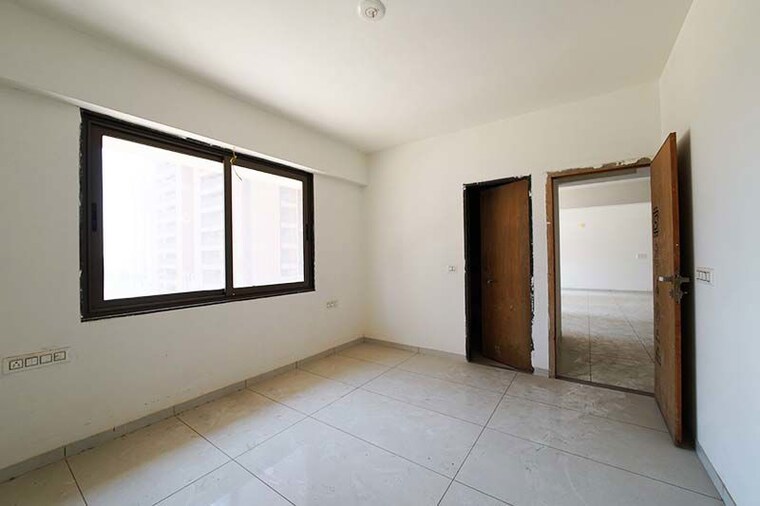 Room, vaishnodevi circle 3 Bedroom 225 Sq.Yd. Apartment In Vaishnodevi Circle Ahmedabad 10529601