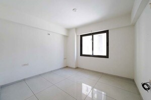 Room in 3 BHK Apartment at Vaishnodevi Circle – for Sale