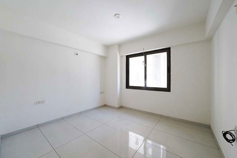 Room, vaishnodevi circle 3 Bedroom 225 Sq.Yd. Apartment In Vaishnodevi Circle Ahmedabad 10529601
