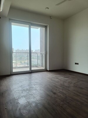 Room in 3 BHK Apartment at Mahindra Luminare, Sector 59 – for Rent
