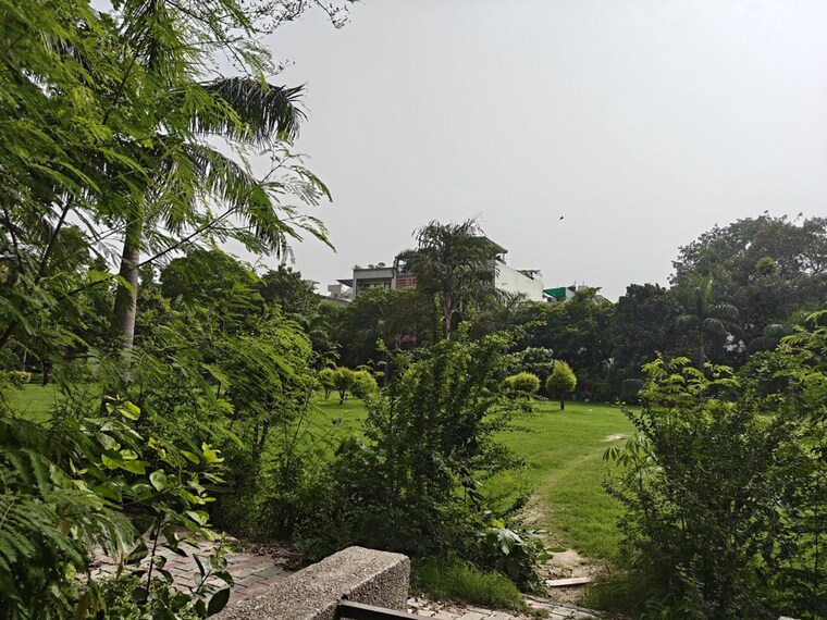 Garden, ashok vihar 3 Bedroom 1800 Sq.Ft. Builder Floor In Ashok Vihar Delhi 10526233