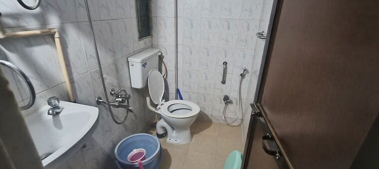 Bathroom, shivner-plaza-chs 2 Bedroom 875 Sq.Ft. Apartment In Sanpada Navi Mumbai 10529949