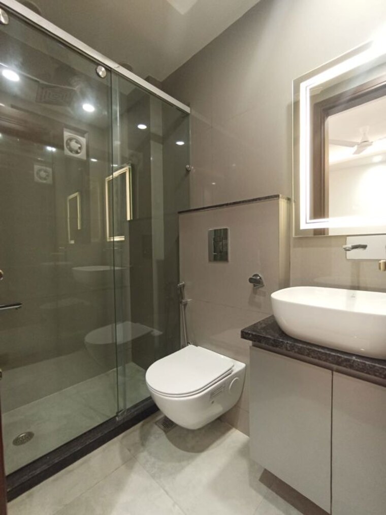 Bathroom, east of kailash 3 Bedroom 1125 Sq.Ft. Builder Floor In East Of Kailash Delhi 10530217