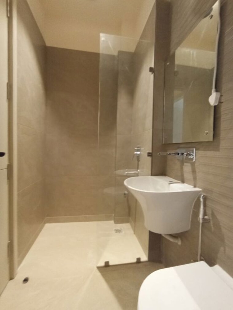Bathroom, east of kailash 3 Bedroom 1125 Sq.Ft. Builder Floor In East Of Kailash Delhi 10530288