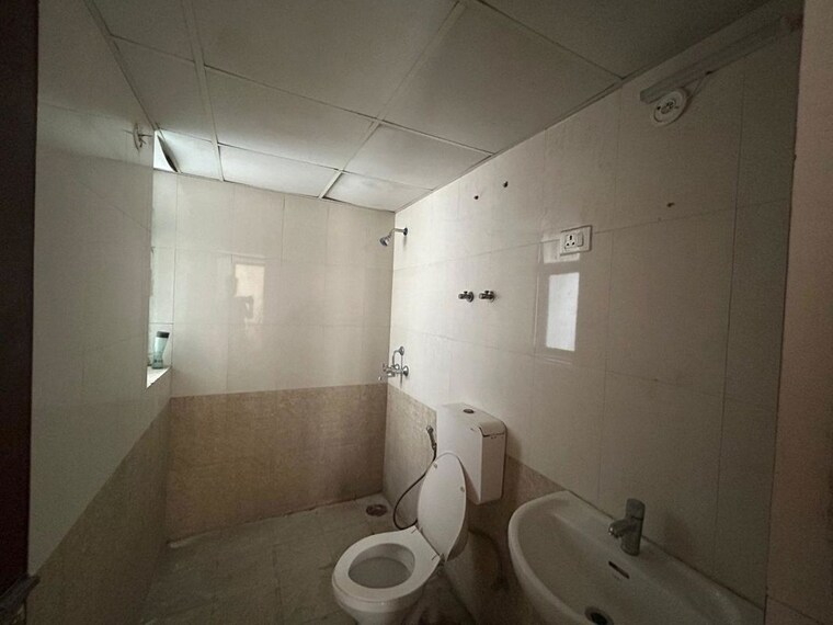 Bathroom, mahagun-moderne 2.5 Bedroom 1250 Sq.Ft. Apartment In Sector 78 Noida 10530398