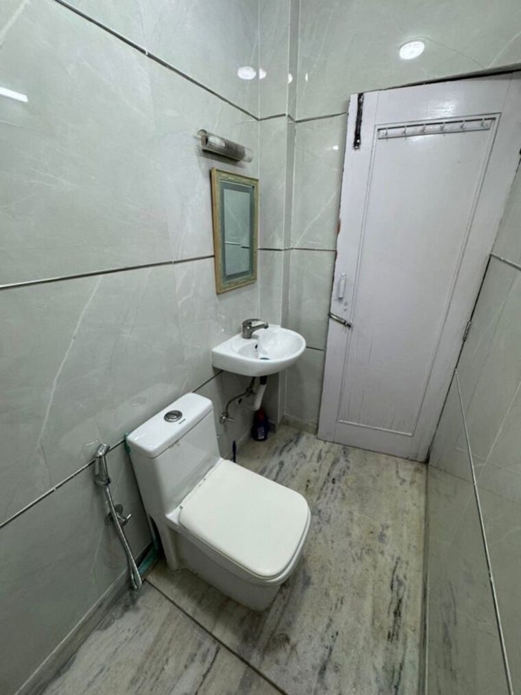 Bathroom, malviya nagar 3 Bedroom 1600 Sq.Ft. Builder Floor In Malviya Nagar Delhi 10530447