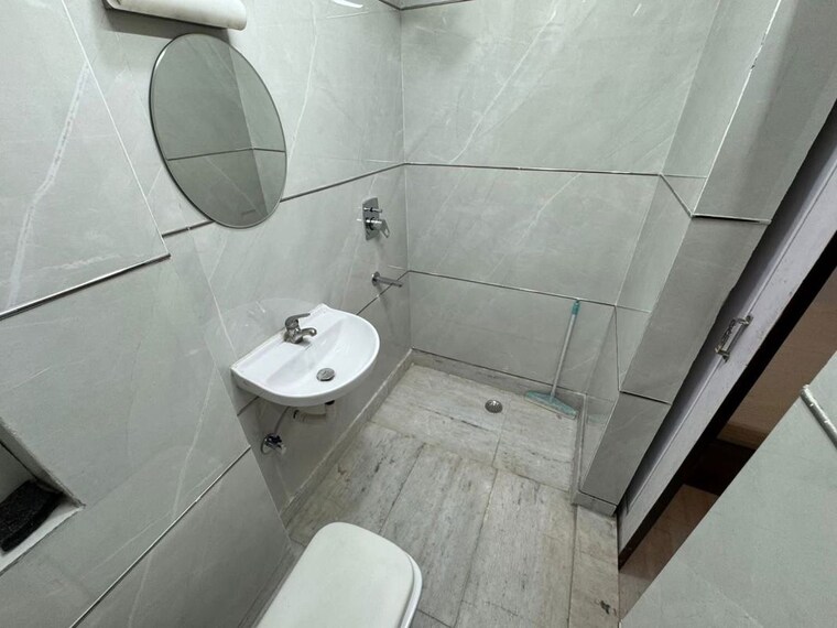 Bathroom, malviya nagar 3 Bedroom 1600 Sq.Ft. Builder Floor In Malviya Nagar Delhi 10530447
