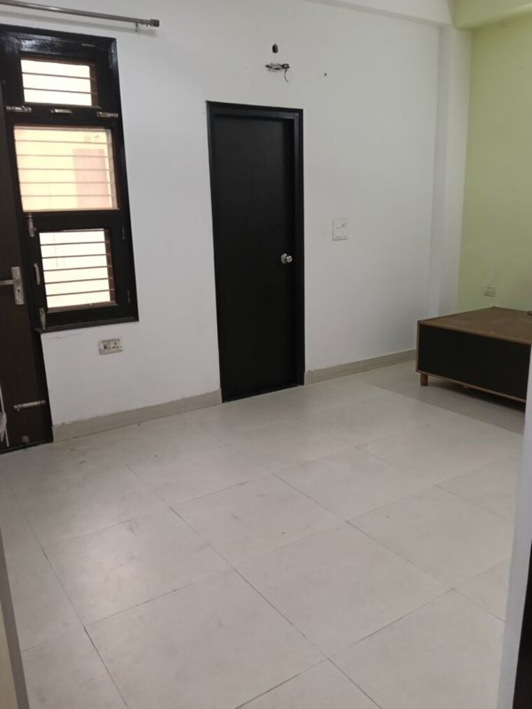 Room, sector 47 3 Bedroom 600 Sq.Ft. Builder Floor In Sector 47 Gurgaon 10530491