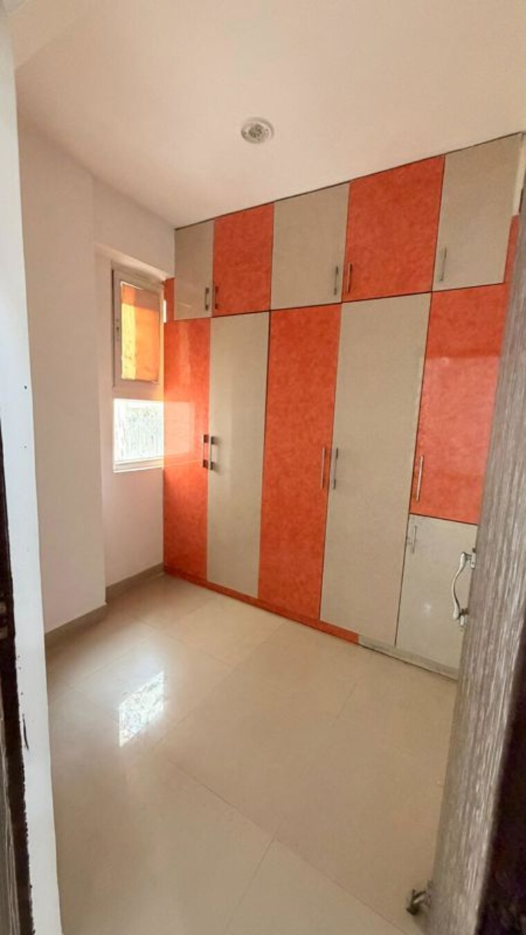 Room, amrapali-silicon-city 2.5 Bedroom 1180 Sq.Ft. Apartment In Sector 76 Noida 10530492
