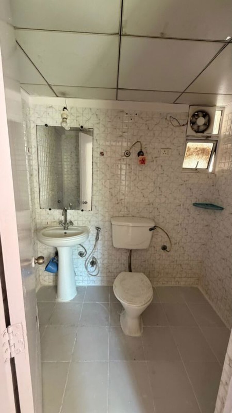 Bathroom, amrapali-silicon-city 2.5 Bedroom 1180 Sq.Ft. Apartment In Sector 76 Noida 10530492