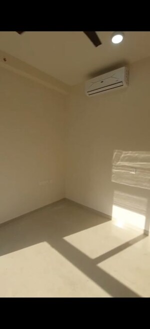 Room in 2 BHK Apartment at Piramal Vaikunth, Balkum Pada – for Rent