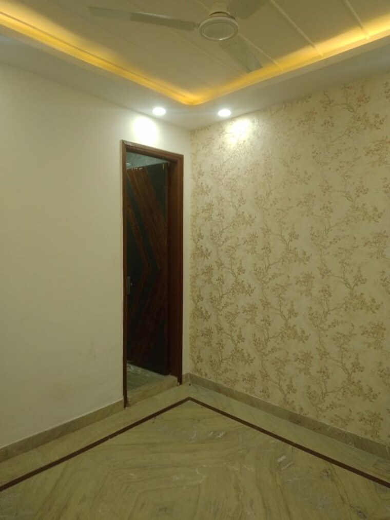 Room, kalkaji 3 Bedroom 100 Sq.Yd. Builder Floor In Kalkaji Delhi 10530566