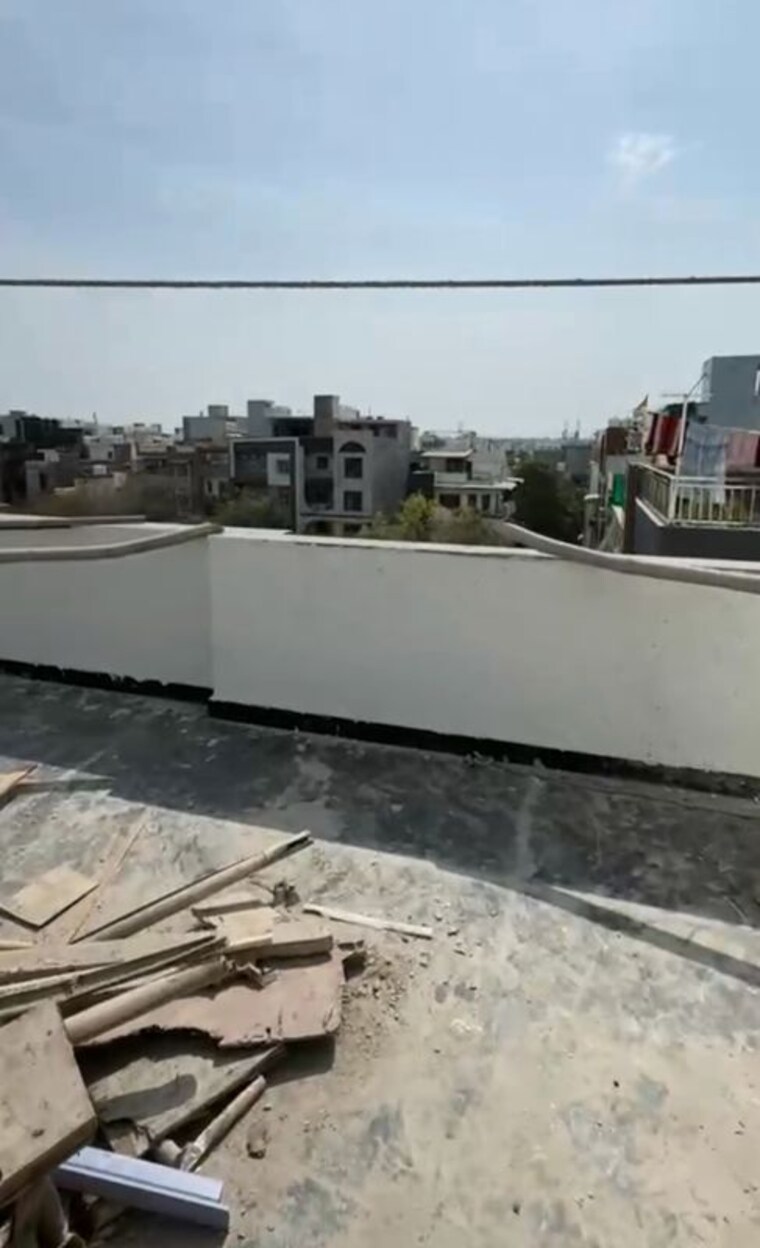 Terrace, rohini sector 22 5 Bedroom 96 Sq.Mt. Builder Floor In Rohini Sector 22 Delhi 10530627
