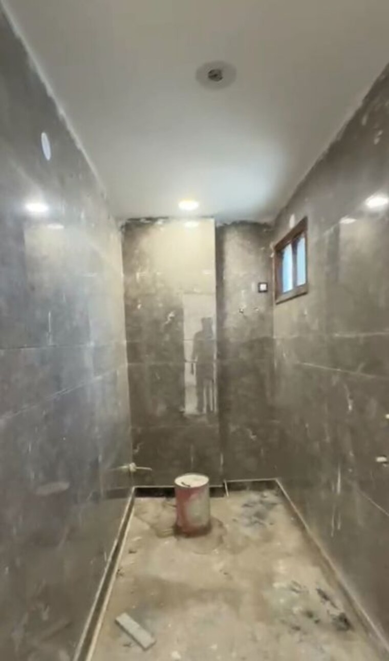 Bathroom, rohini sector 22 5 Bedroom 96 Sq.Mt. Builder Floor In Rohini Sector 22 Delhi 10530627