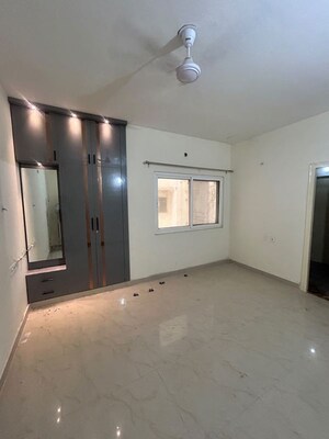 Room in 3 BHK Apartment at Omaxe R2, Gomti Nagar – for Rent