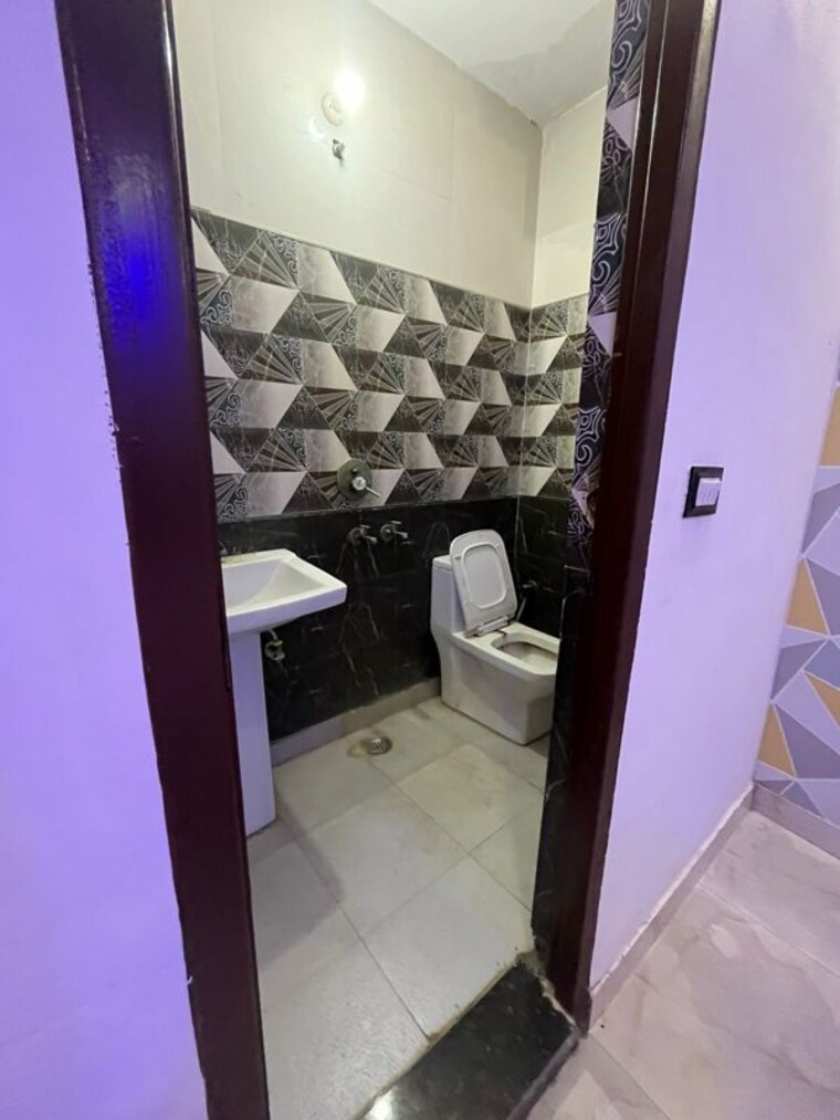 Team Area, dwarka mor 2 Bedroom 60 Sq.Yd. Builder Floor In Dwarka Mor Delhi 10530733