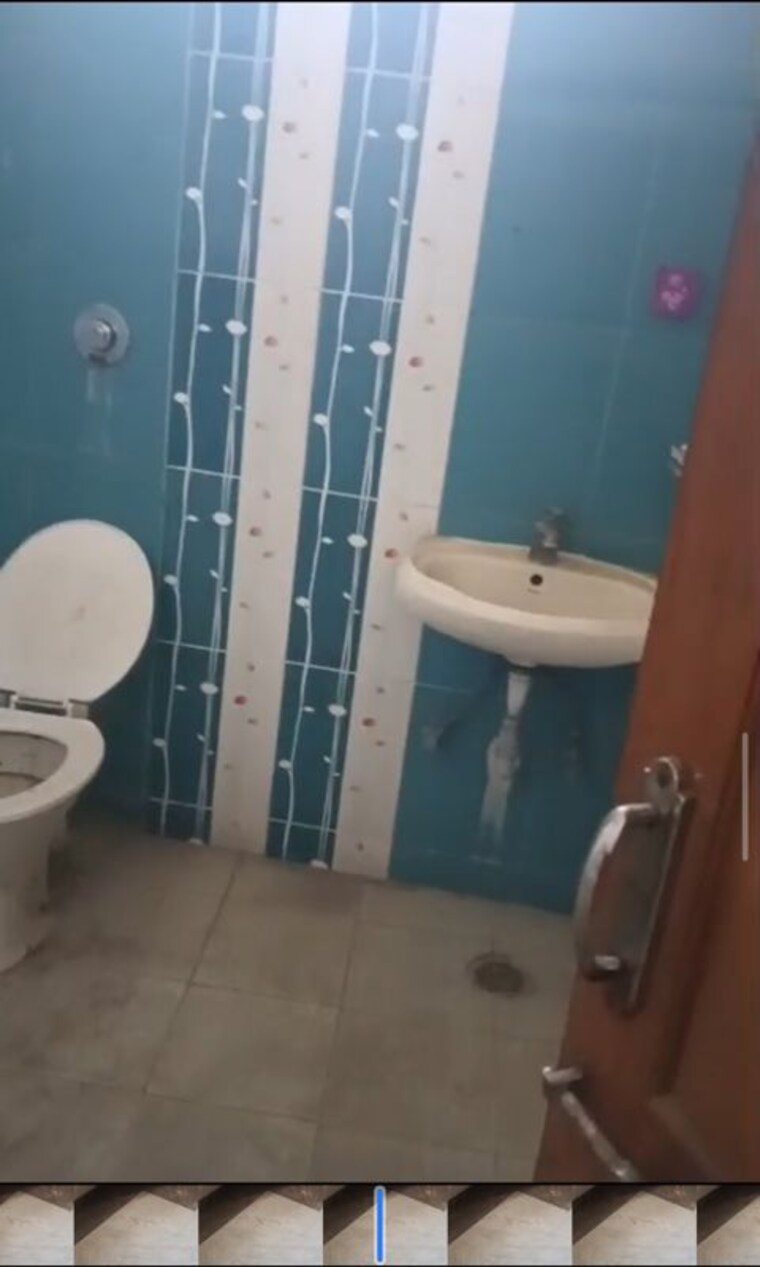 Bathroom, govindpuram 3 Bedroom 260 Sq.Yd. Builder Floor In Govindpuram Ghaziabad 10530750