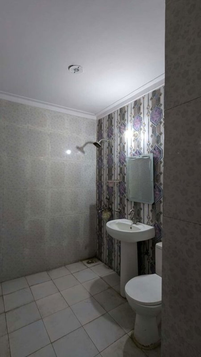 Bathroom, green fields colony 4 Bedroom 3250 Sq.Ft. Builder Floor In Green Fields Colony Faridabad 10530761